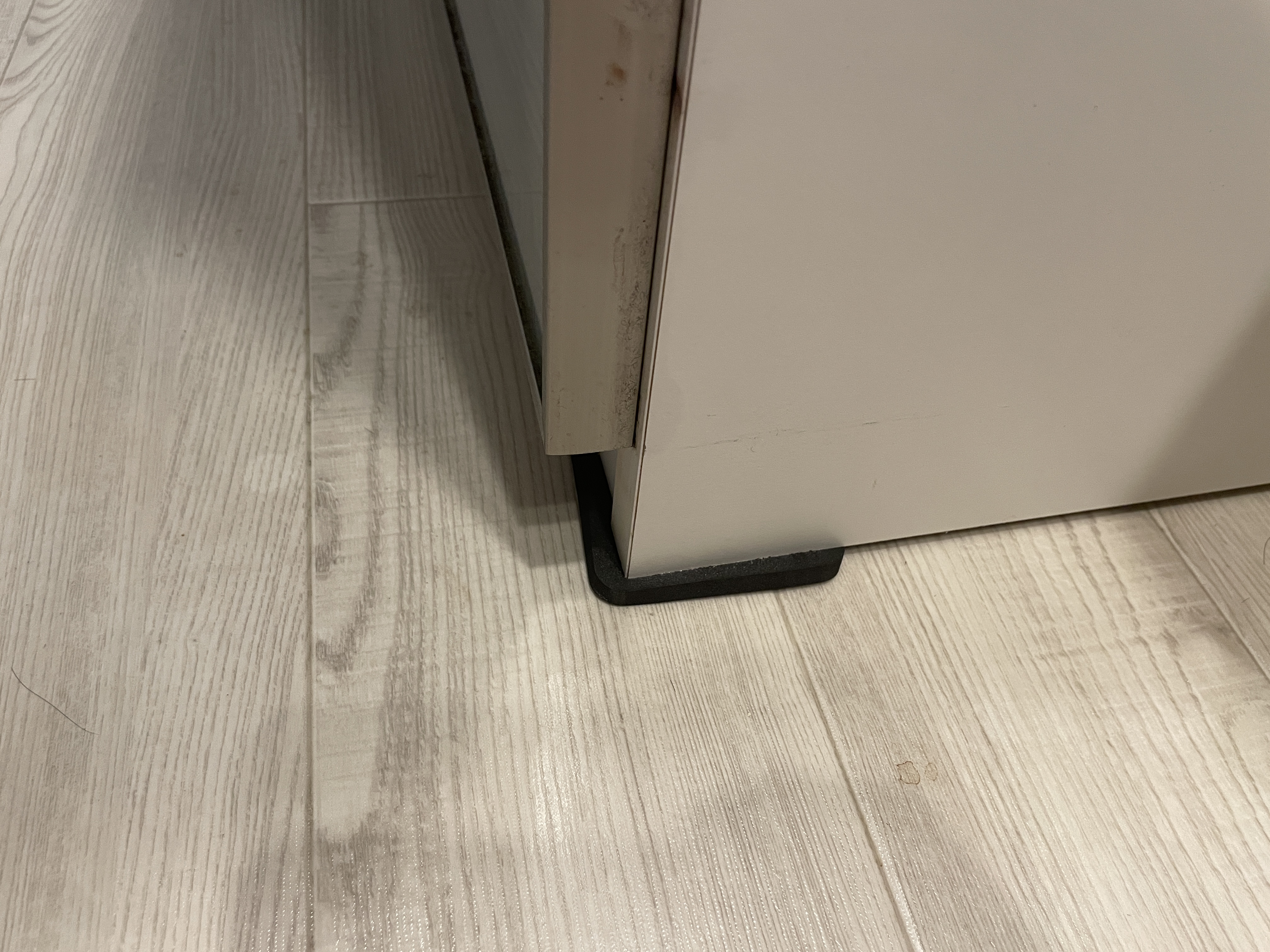家具にへこみ防止カバーを取り付ける