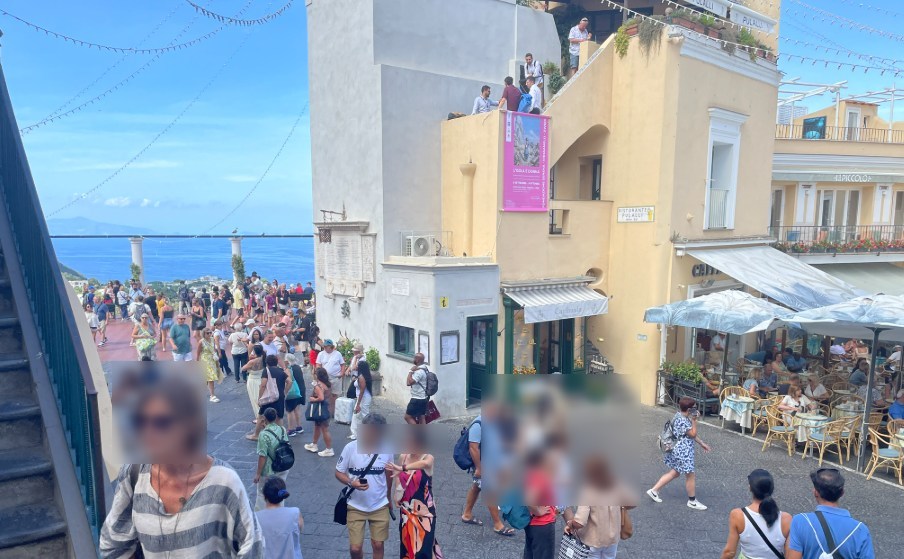 イタリア　カプリ島　海沿い街並み