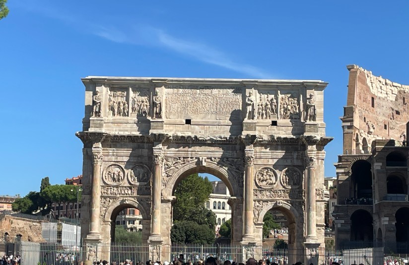 イタリア　ローマ　コロッセオ　門
