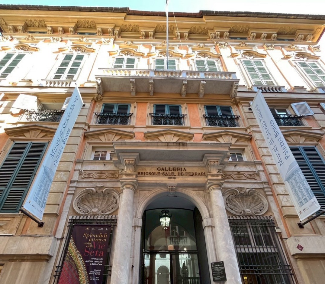 イタリア　ジェノバ　宮殿群　白
