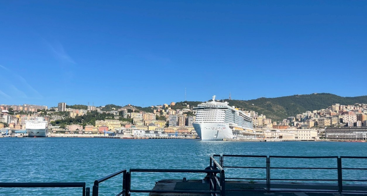 イタリア　ジェノバ　海沿い景色