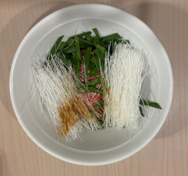 【焼肉のたれ春雨】 STEP1 材料を器に入れる