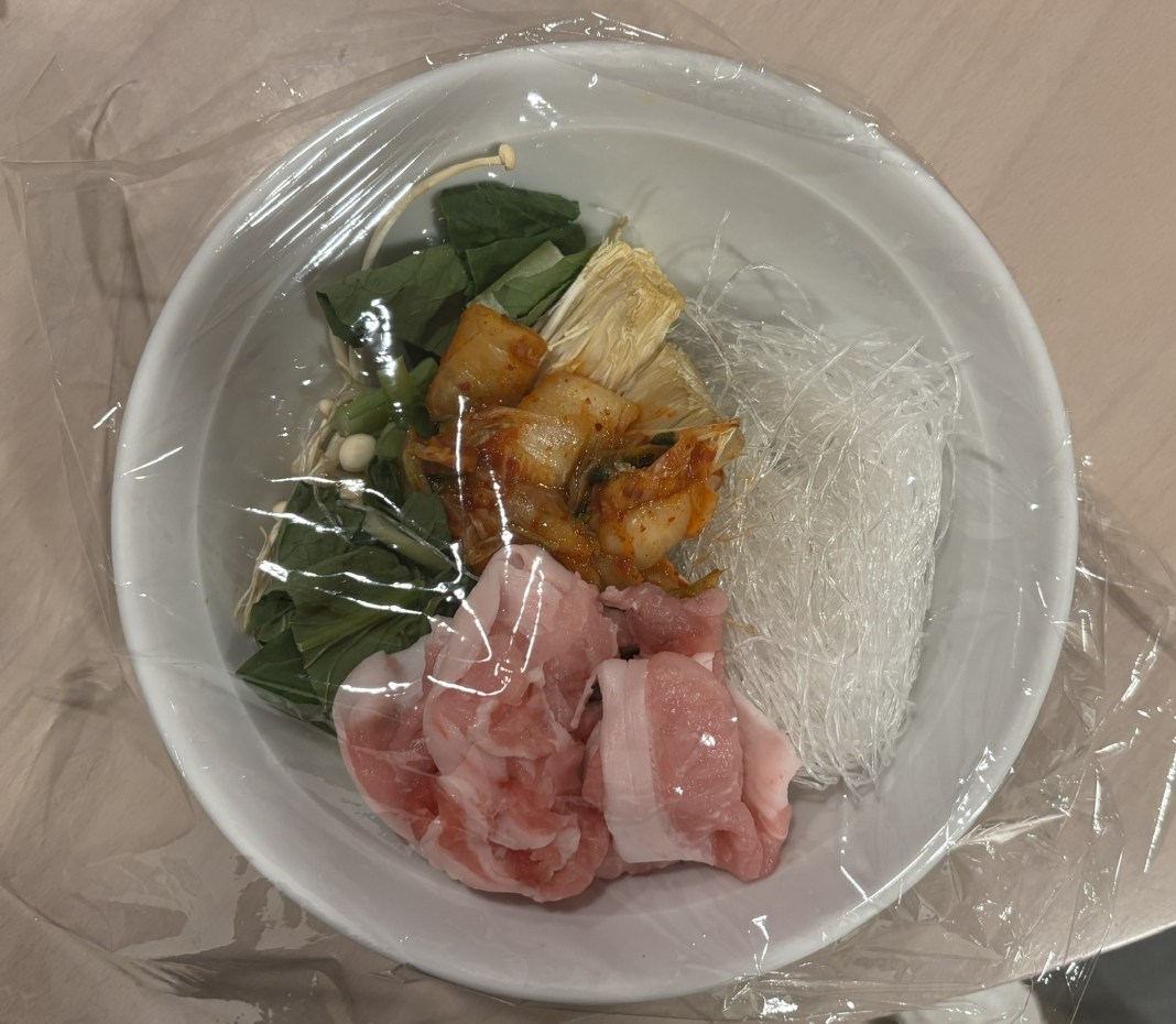 キムチはるさめ　STEP1　材料を入れてラップする