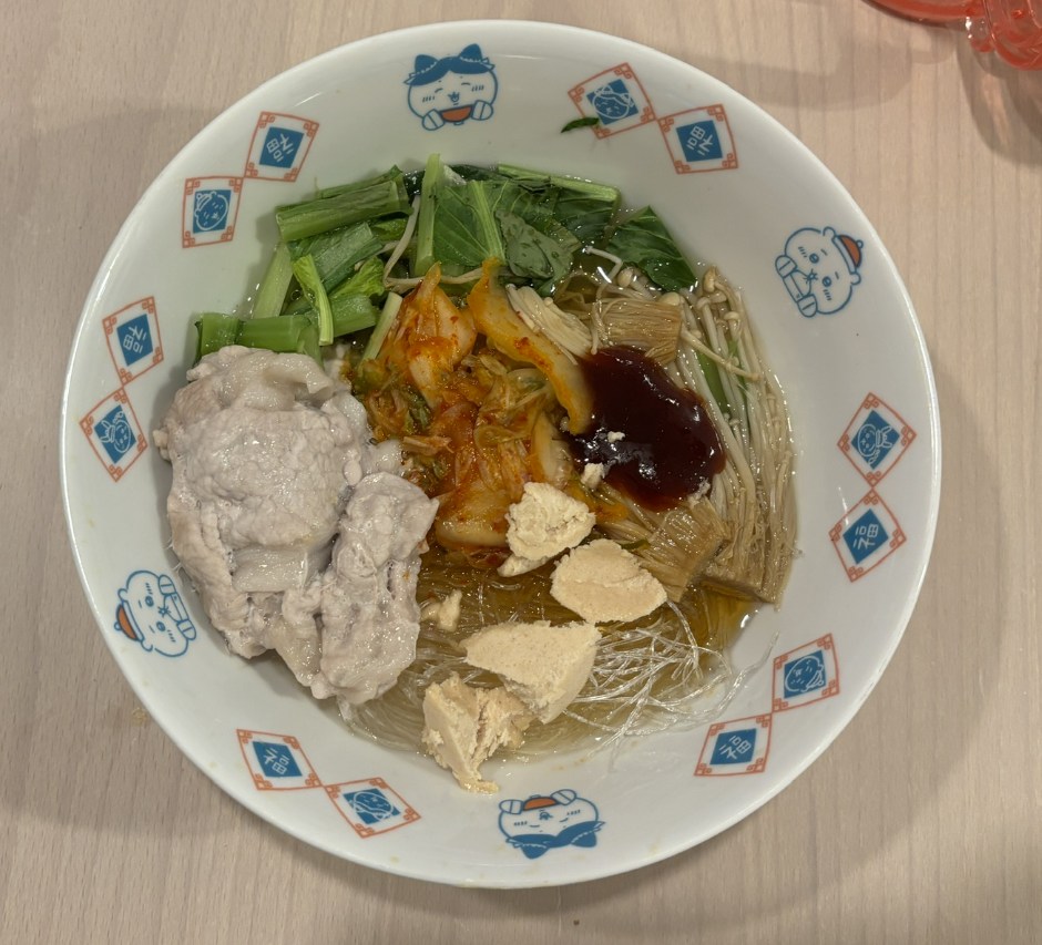 キムチはるさめ　STEP3　調味料を入れてかき混ぜる